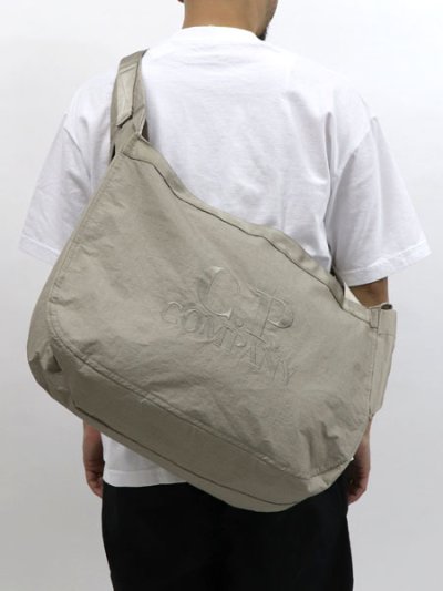 画像4: 【送料無料】C.P.COMPANY PLAIN PAPER TOUCH ZIPPED BAG VINTAGE KHK