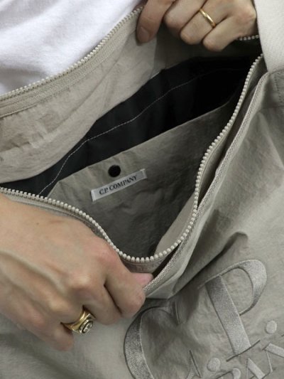画像6: 【送料無料】C.P.COMPANY PLAIN PAPER TOUCH ZIPPED BAG VINTAGE KHK