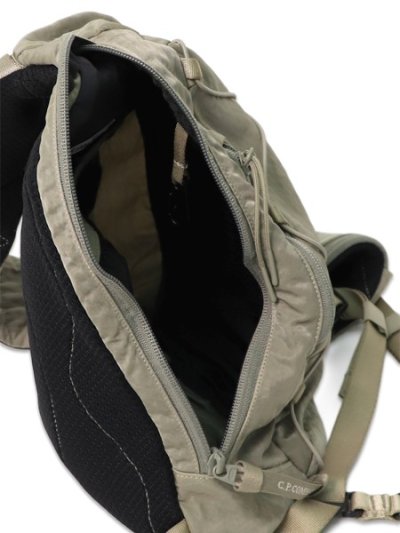 画像4: 【送料無料】C.P.COMPANY NYLON B CROSSBODY BACKPACK FALLEN ROCK