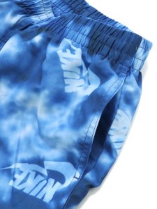 画像4: 【KIDS】NIKE BOYS BOYS TIEDYE CAMO 7" VOLLEY SHORT BLUE (4)